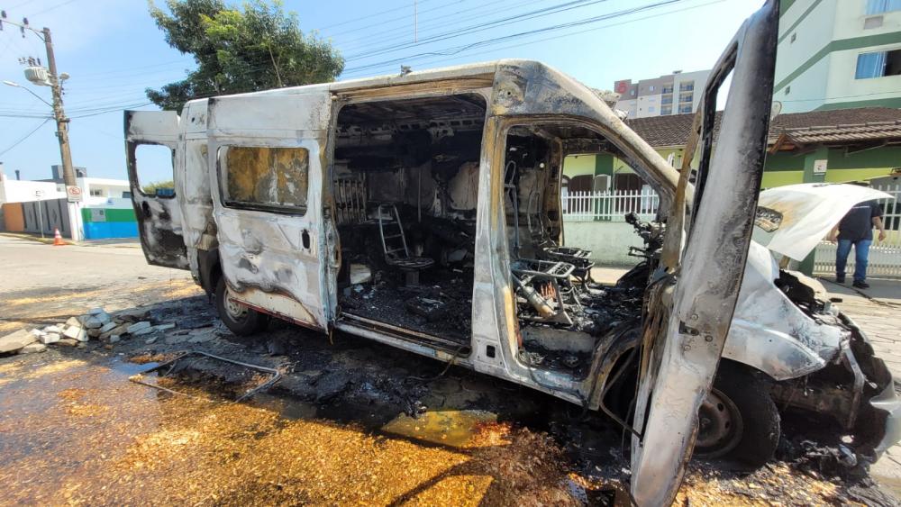Fogo destrói totalmente ambulância do SAMU em Balneário Piçarras
