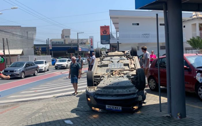 Penha – Acidente entre dois carros termina em capotamento na Avenida Prefeito Eugênio Krause