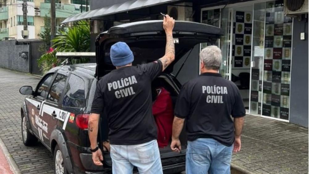 Suspeito de esfaquear esposa 9 vezes é preso em casa de veraneio em Bombinhas