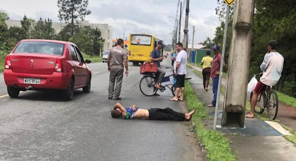 Homem é linchado por moradores após roubar comércio com arma de mentirinha em Araquari