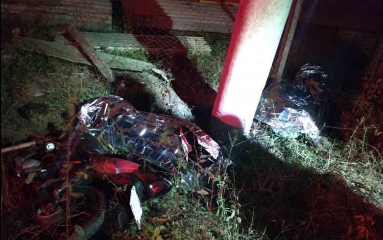 Luiz Alves: Dois homens morrem ao baterem com moto em um poste no bairro Rio do Peixe