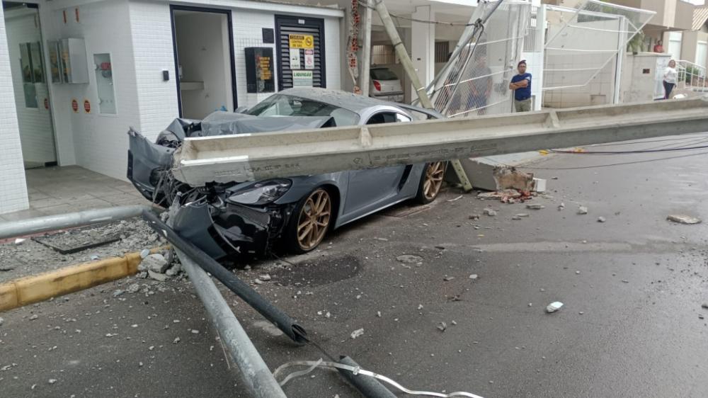 Itapema - Carrão de luxo em suposto racha bate em poste na Meia Praia