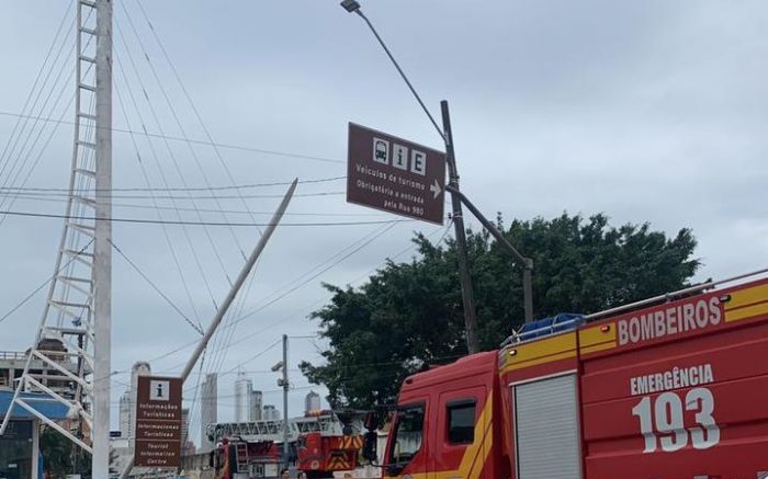 Bombeiros salvam homem na torre do Portal Turístico de Balneário Camboriú 