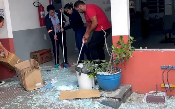Homem em fúria quebra posto de saúde Central em Navegantes