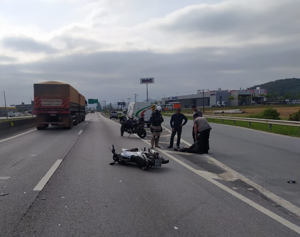 Dois acidentes por volta das 15h deixam uma motociclista morta e outra gravemente ferida