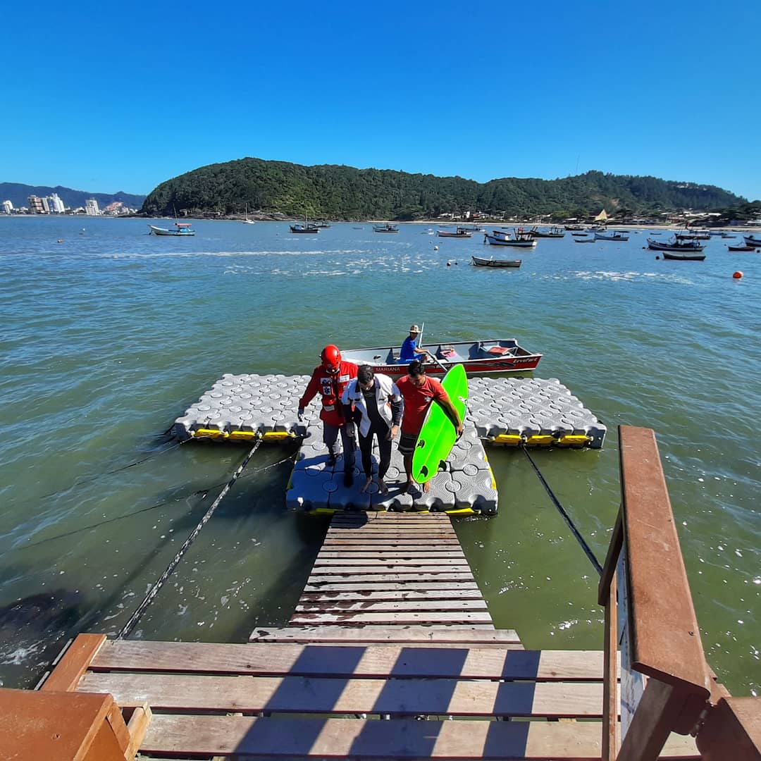 Penha: Surfista é resgatado em alto-mar por pescador da praia de São Miguel