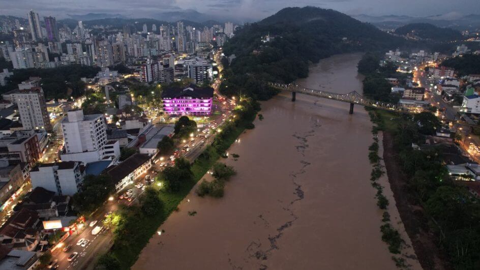 Rio Itajaí-Açu em Blumenau se estabiliza, mas cidade segue em enchente e alerta