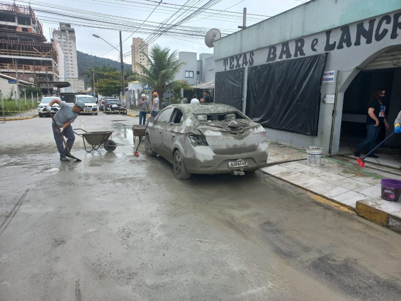 Concreto cai de prédio em construção e atinge carro estacionado em Itapema