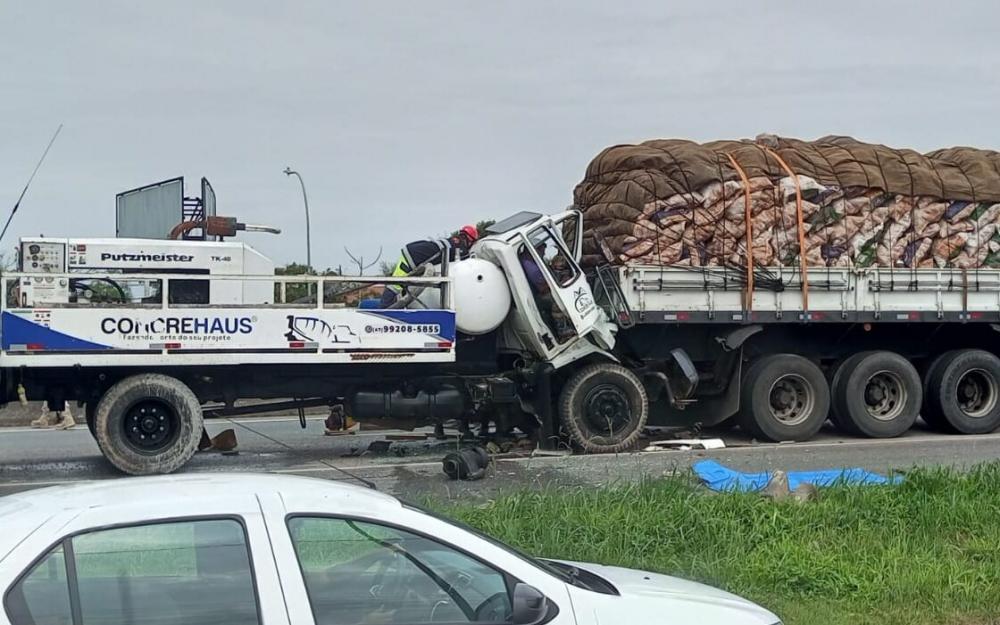 Balneário Piçarras - Três caminhões se envolvem em engavetamento na BR-101