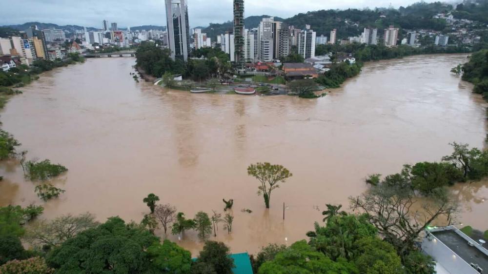 Rio Itajaí-Açu atinge 9,49 metros em Blumenau e começa o domingo em queda