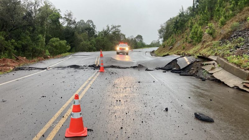 Rodovias de SC têm bloqueios pela chuva e deslizamentos;