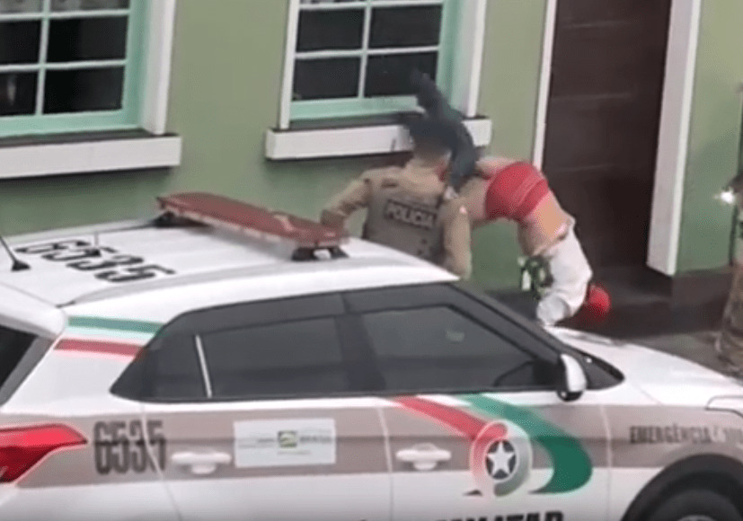 Pomerode - Ladrão tenta fugir da PM fica entalado e calça presa na janela