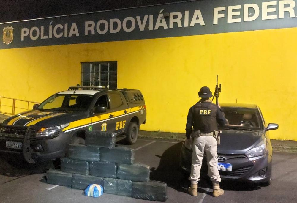 Casal transportando 101 kg de maconha em carro roubado é preso em Joinville