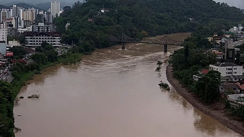 Chuva intensa volta a cair em SC e pode chegar a 100mm
