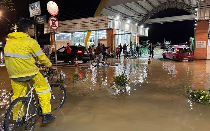 Centro de Itajaí vive madrugada de alagamentos 