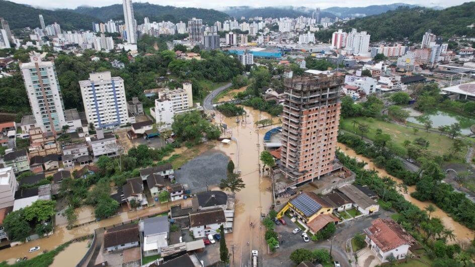 Blumenau amanhece com ruas alagadas e 88 desabrigados 