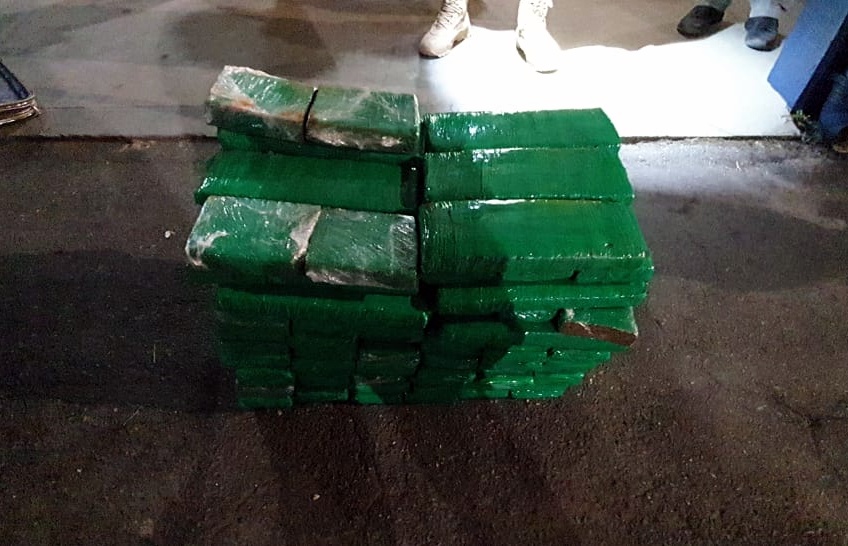 Joinville: PRF apreende 64 quilos de maconha e três pessoas são presas na BR-101