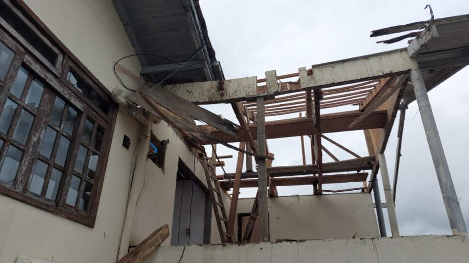 Telhado de casa desaba e trabalhador morre durante serviço em Blumenau