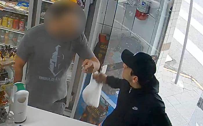 Itajaí - Assaltante com arma de mentirinha leva uma surra de cliente em padaria