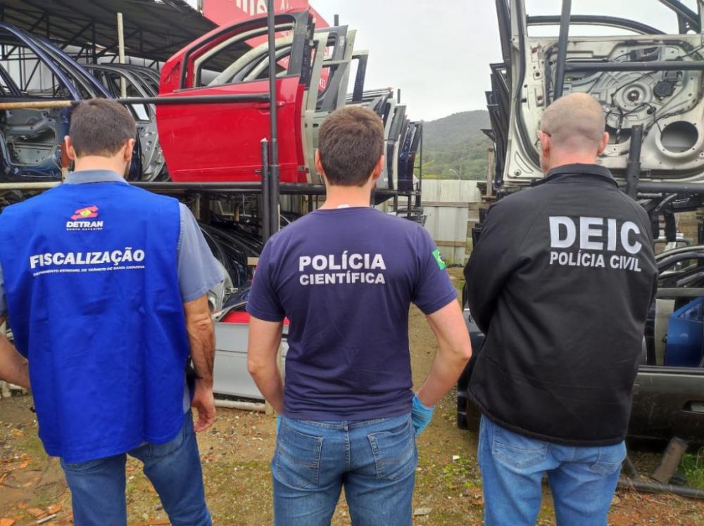 Empresário de Balneário Camboriú é preso em flagrante com peças de carros furtados
