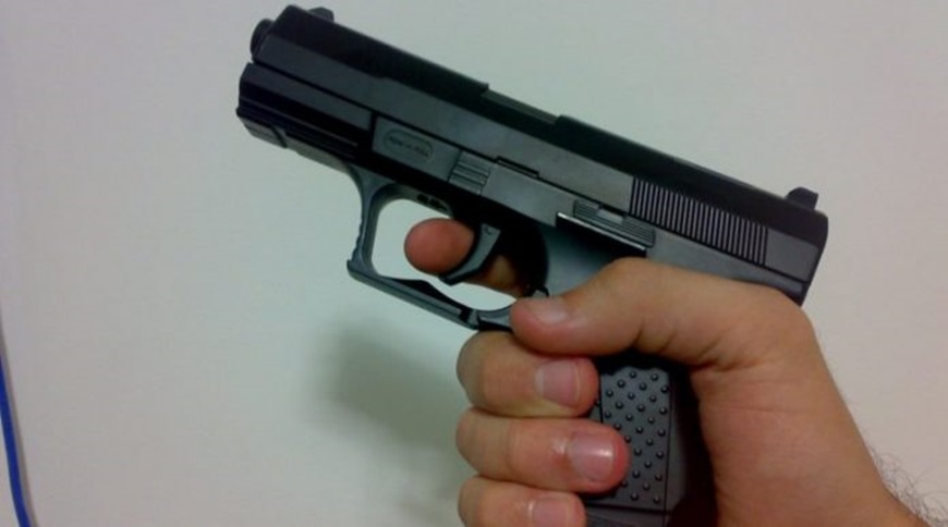 Balneário Piçarras - Estudante menor de 14 anos ameaçou alunos com réplica de pistola em escola no bairro Itacolomi