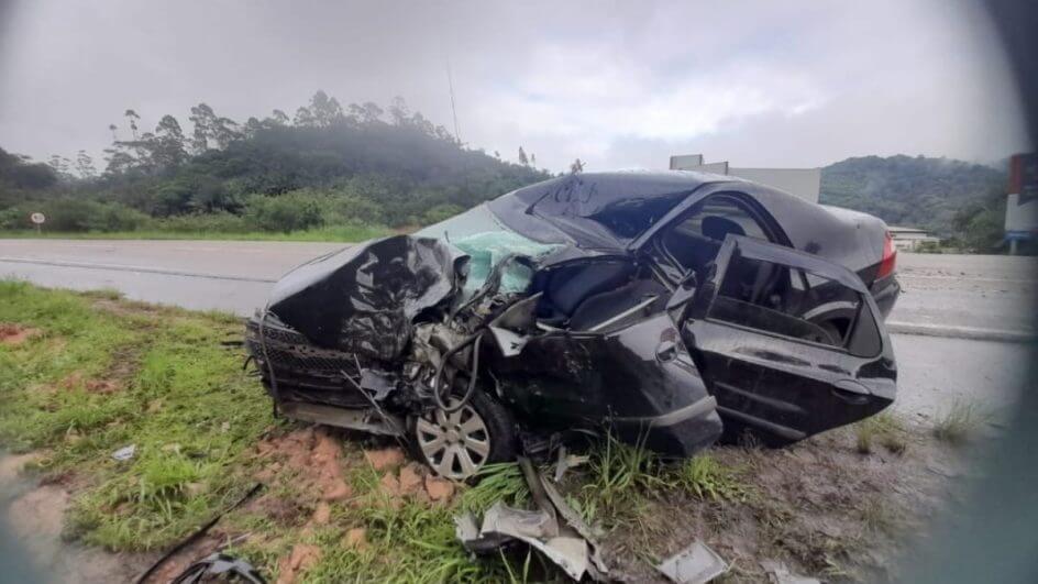 Acidente entre carro e ônibus mata motorista em rodovia de Brusque