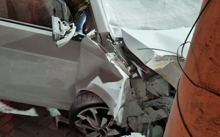 Motorista acerta poste em Camboriú