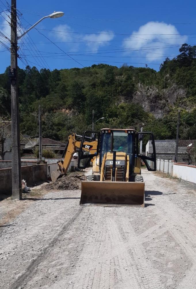Diferentes frentes de trabalho movimentam as obras da rede de esgoto em Penha