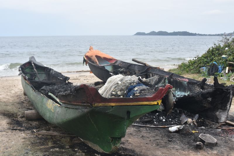Canoas históricas são queimadas em incêndio criminoso na Armação 