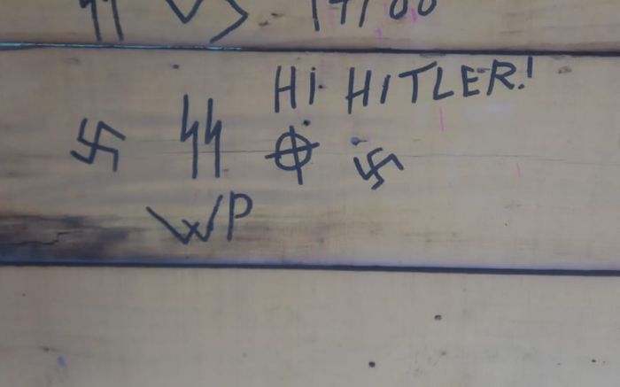 Barra Velha - Pichações nazistas são registradas em posto de guarda-vidas na praia do Tabuleiro