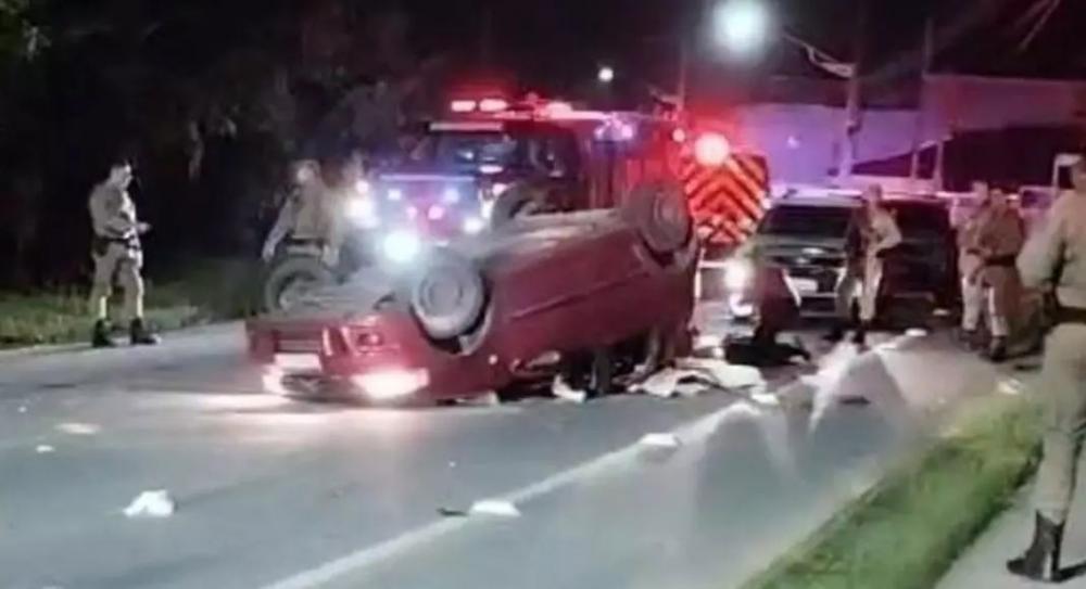 Homem capota carro e morre após perseguição policial em Guaramirim