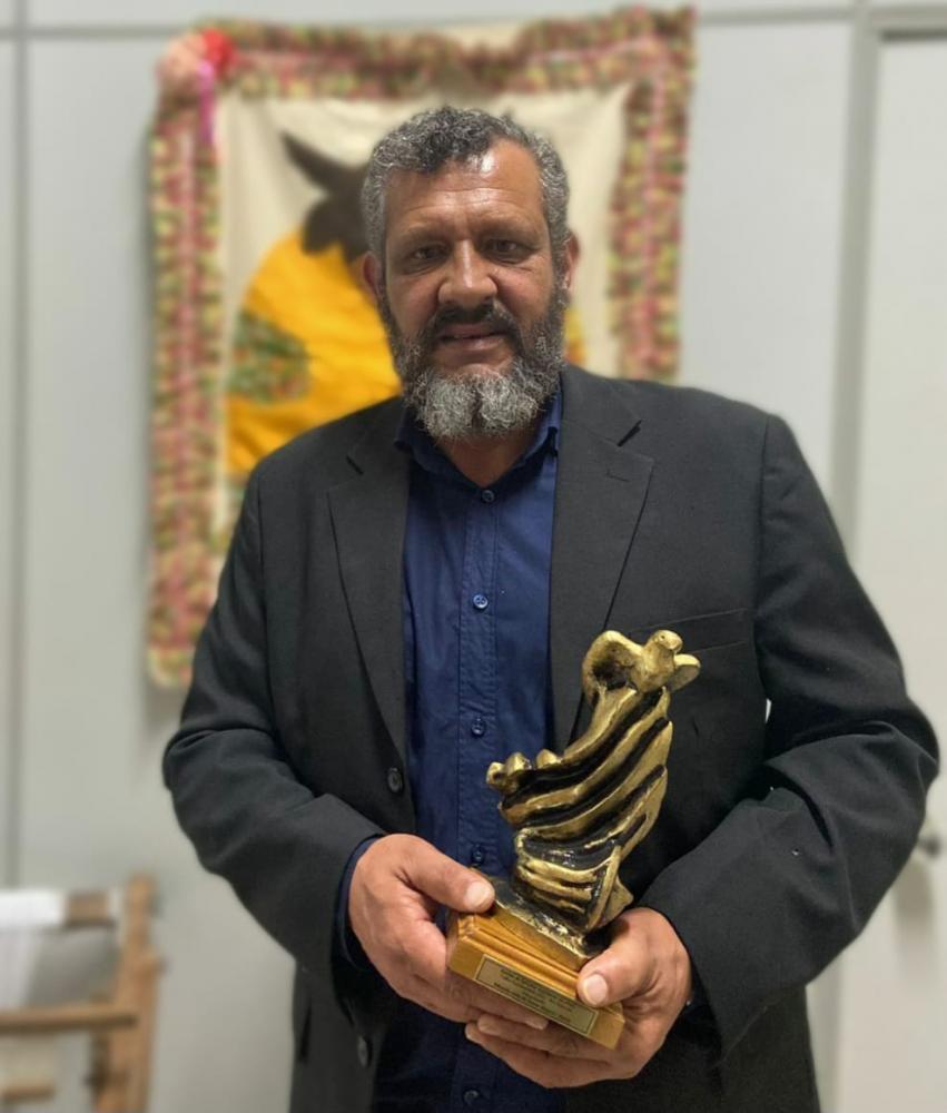 Historiador e professor penhense, Eduardo Bajara Souza, recebe Troféu Açorianidade 2023