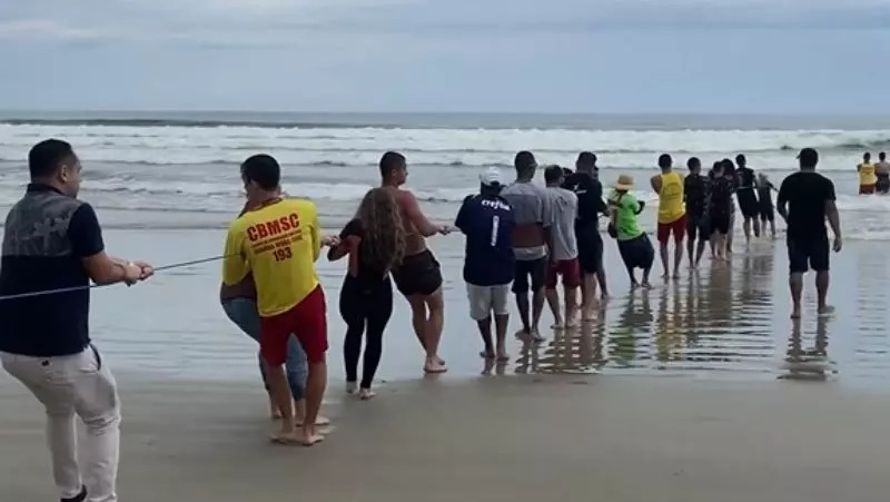 Pescadores fazem ‘arrastão’ durante buscas por jovem desaparecido no mar de Itapema