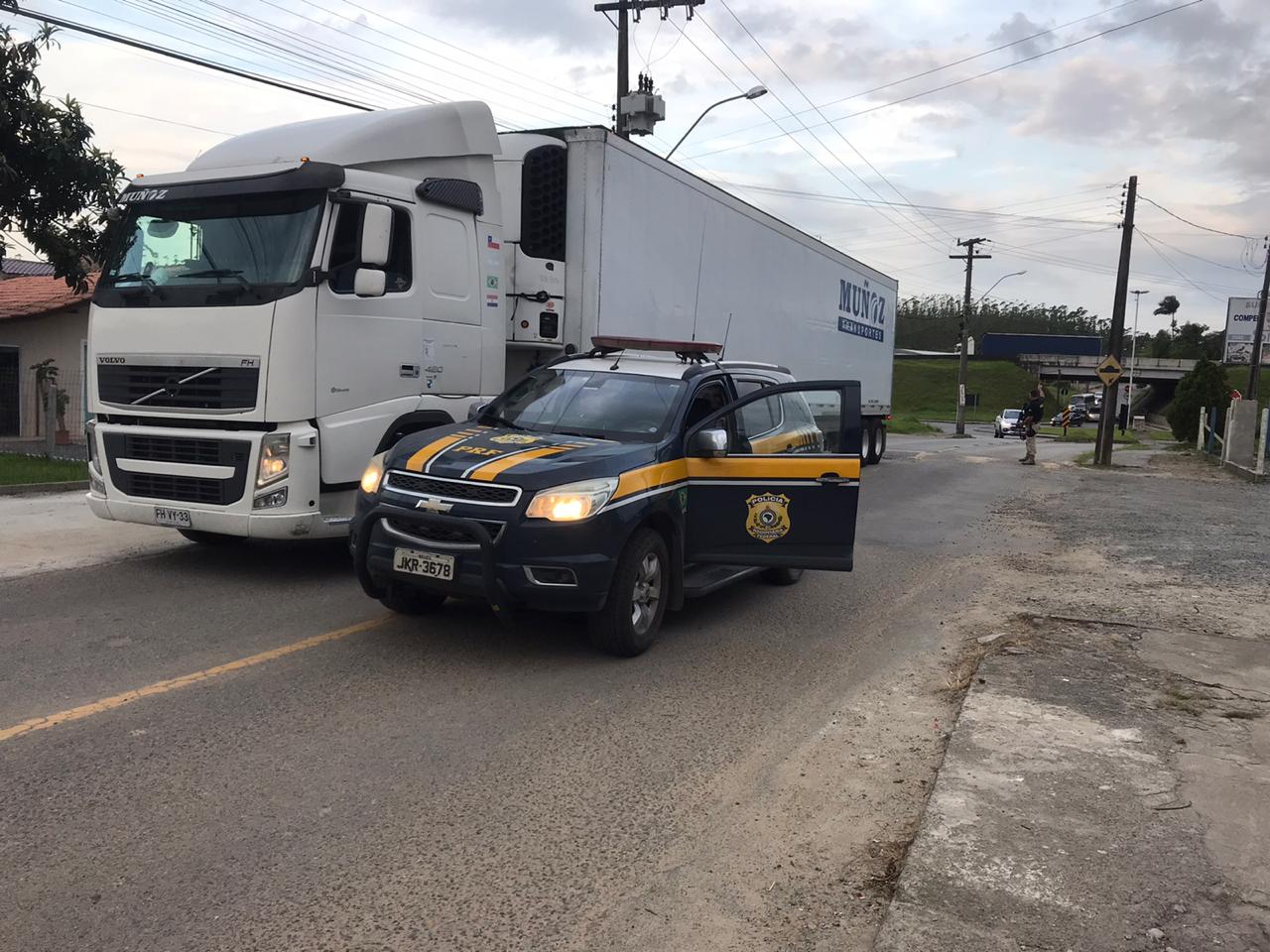 Barra Velha: PRF apreende carga de 24 toneladas de salmão roubada no Uruguai