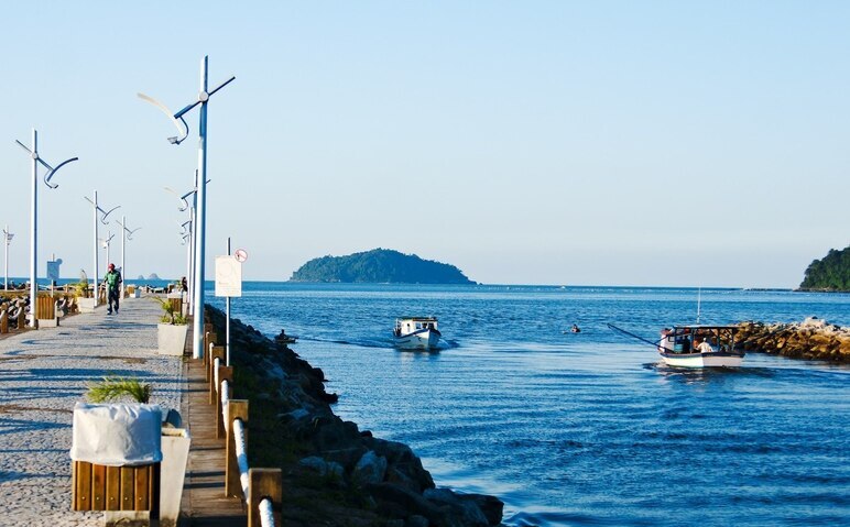 Balneário Piçarras - Homem desaparece ao cair na boca da barra do rio Piçarras 