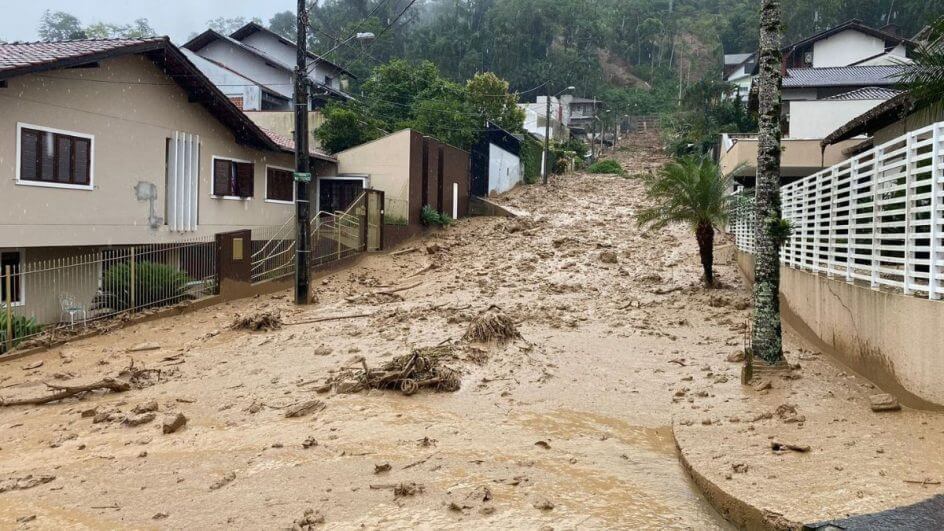Avalanche de lama invade rua em Blumenau e assusta moradores 