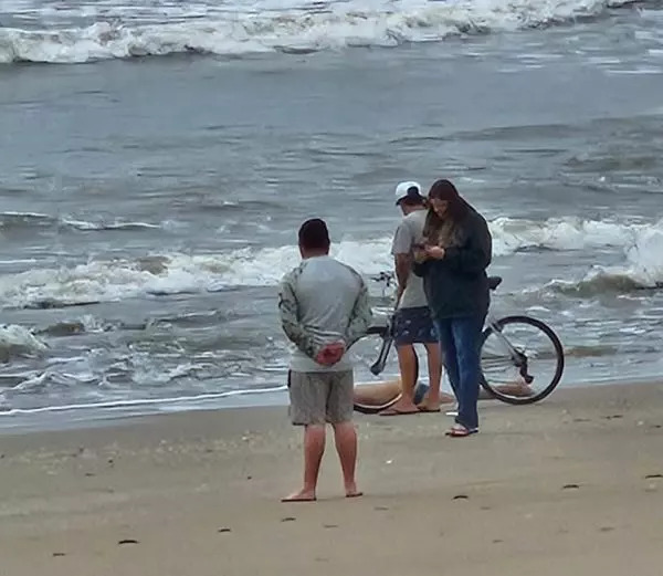 Corpo é encontrado na praia da Barra do Saí em Itapoá