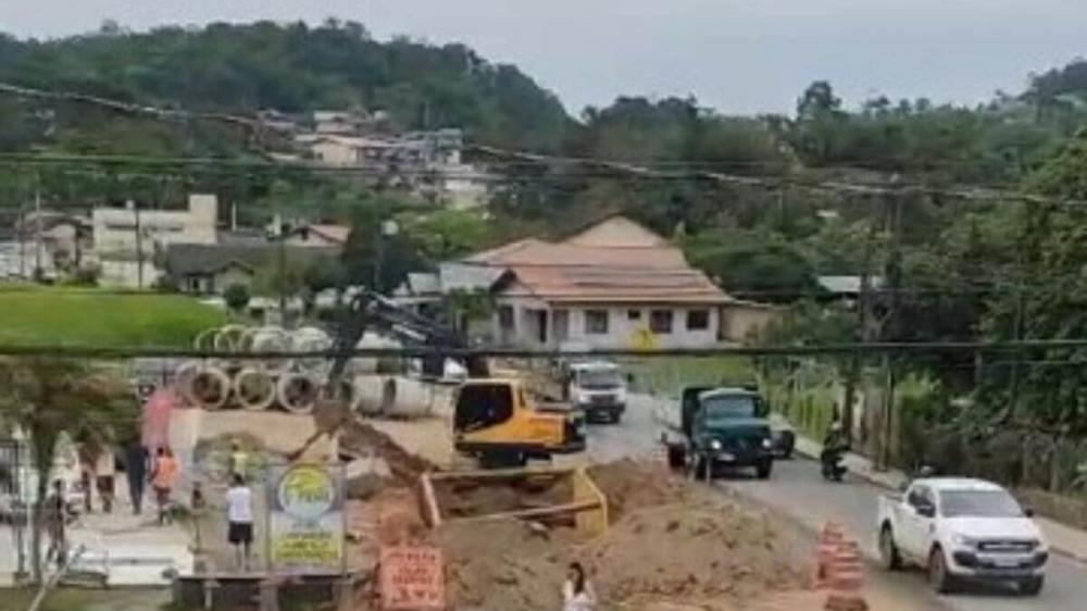 Explosão em obra fere trabalhador e quebra vidros de carros em Blumenau