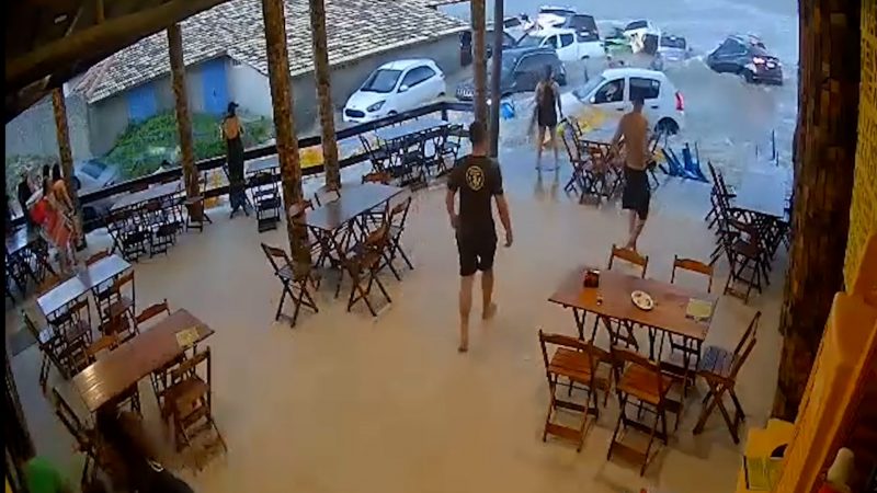 Tsunami meteorológico arrasta carros na praia do Cardoso em Laguna
