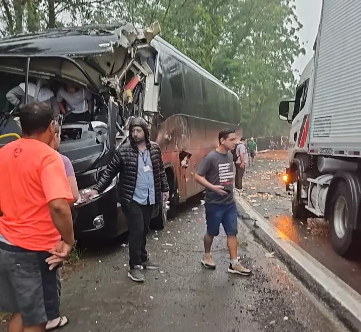 Caminhões, carro e ônibus se envolvem em acidente grave na BR-470