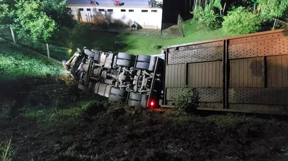 Caminhão-cegonha provoca acidente com morte na BR-470 em Blumenau
