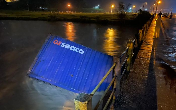 Contêiner arrastado pela correnteza fica entalado em ponte do Limoeiro em Itajaí