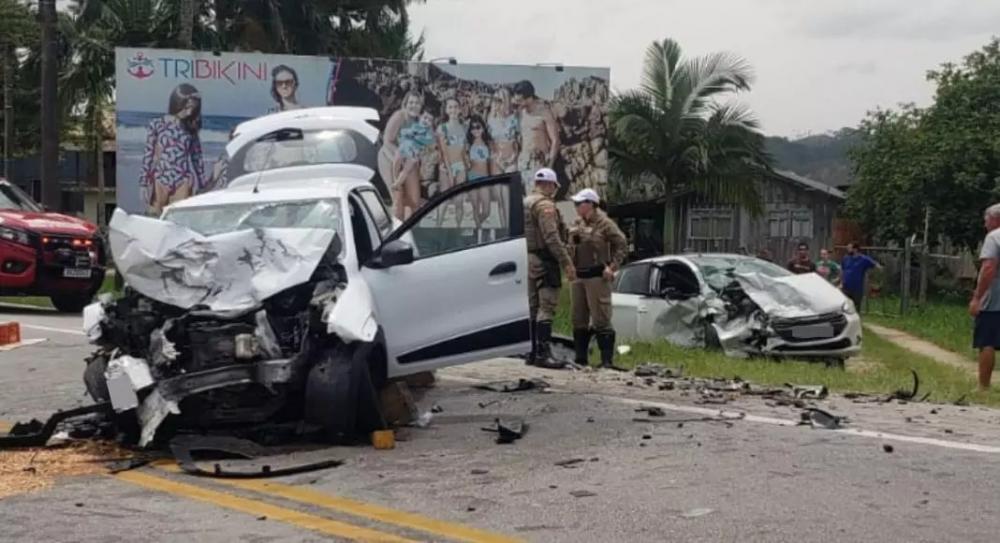 Ilhota - Mulher morre e outras duas pessoas ficam feridas em grave acidente na Jorge Lacerda