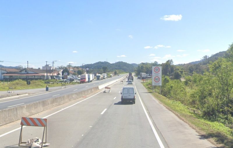 Gaspar - Dono de restaurante é feito refém por dupla armada e tem caminhonete roubada