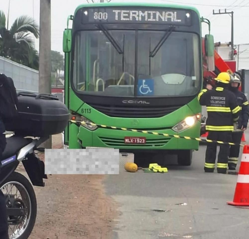 Jaraguá do Sul - Menino de 11 anos tenta desviar de poça d’água e morre atropelado por ônibus