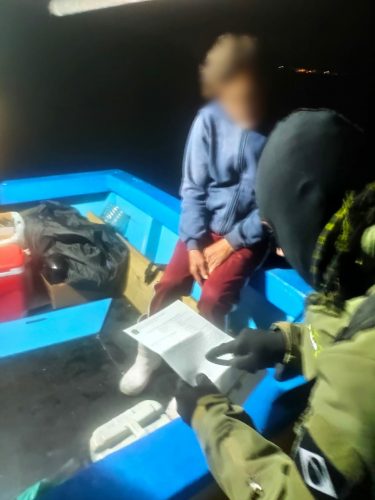 Pescadores são autuados por pescar camarão em época de defeso