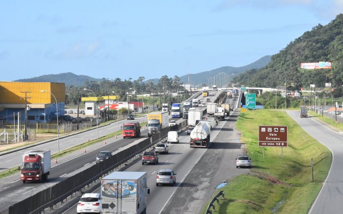 Acostamento da BR-101 próximo do cruzamento com a BR-470 é liberado ao trânsito 