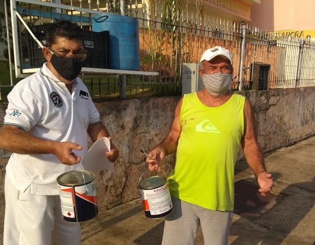 Penha: Pescadores artesanais recebem latas de tinta envenenada na primeira fase do Kit Pescador