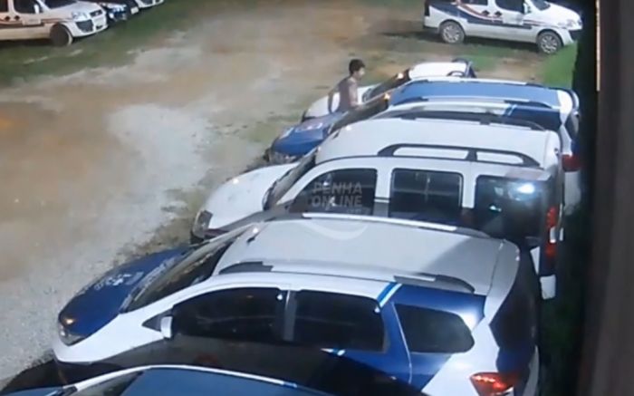 Arrombadores depredam e furtam carros da prefeitura de Penha 