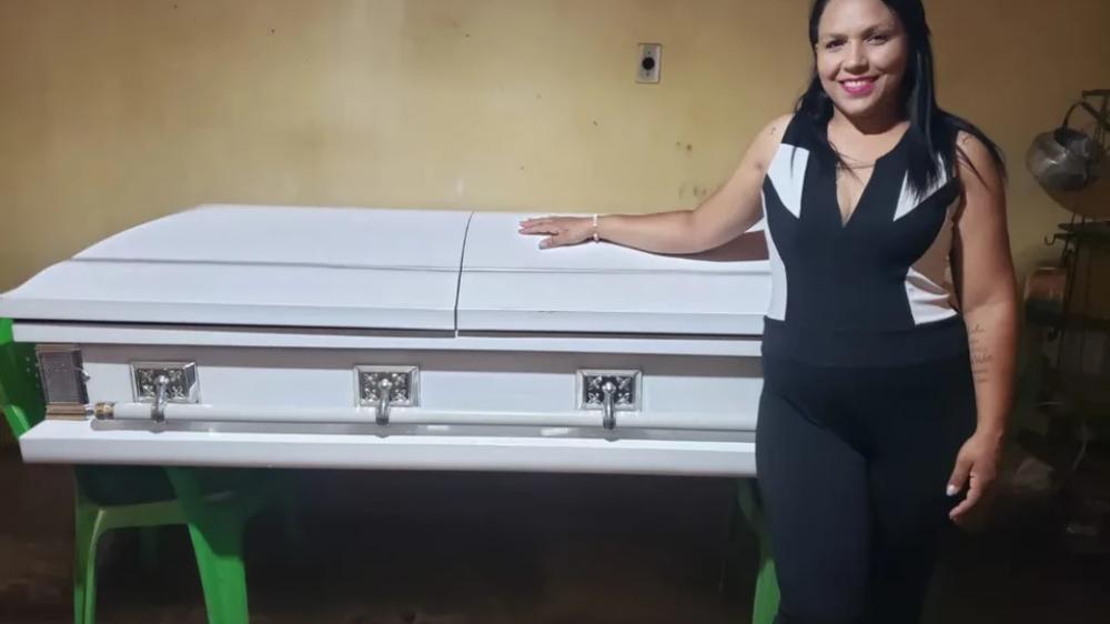 Ex-funcionária de funerária recebe ‘caixão de luxo’ como indenização trabalhista